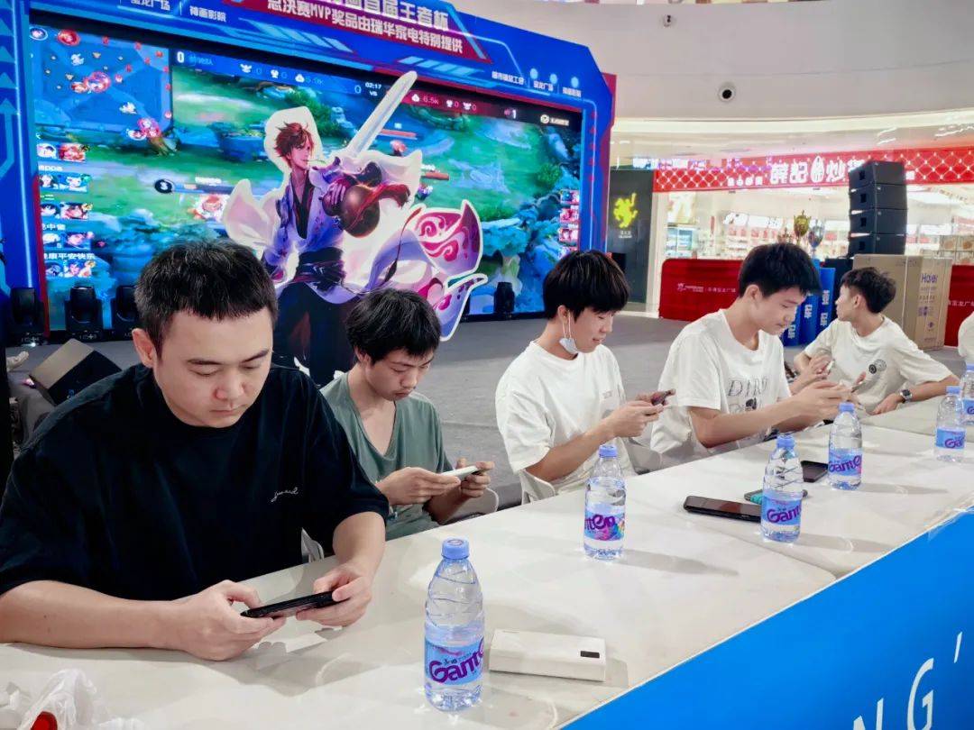 Uzi跪在RNG基地门口讨债？