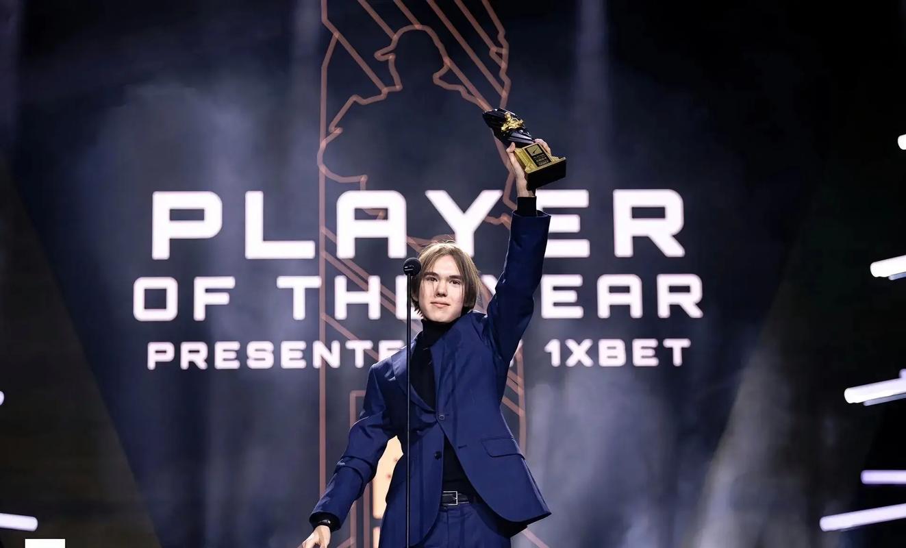 LOL官方发起世界赛预测， 其中解说AUX发布回复